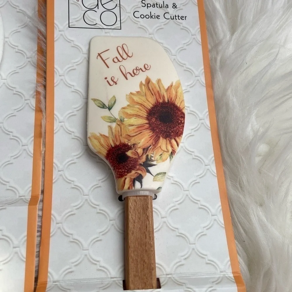 NWT Lot of 4 Fall‎ Spatula and Cookie Cutters